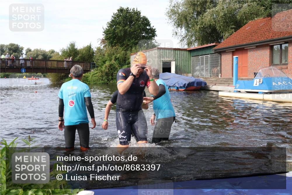 31.08.2025 - Elbe Triathlon Hamburg Luisa Fischer http://msf.ph/oto/8683397 31.08.2025 10:15:37 Schwimmen 1098, 1104, 1105 meine-sportfotos.de