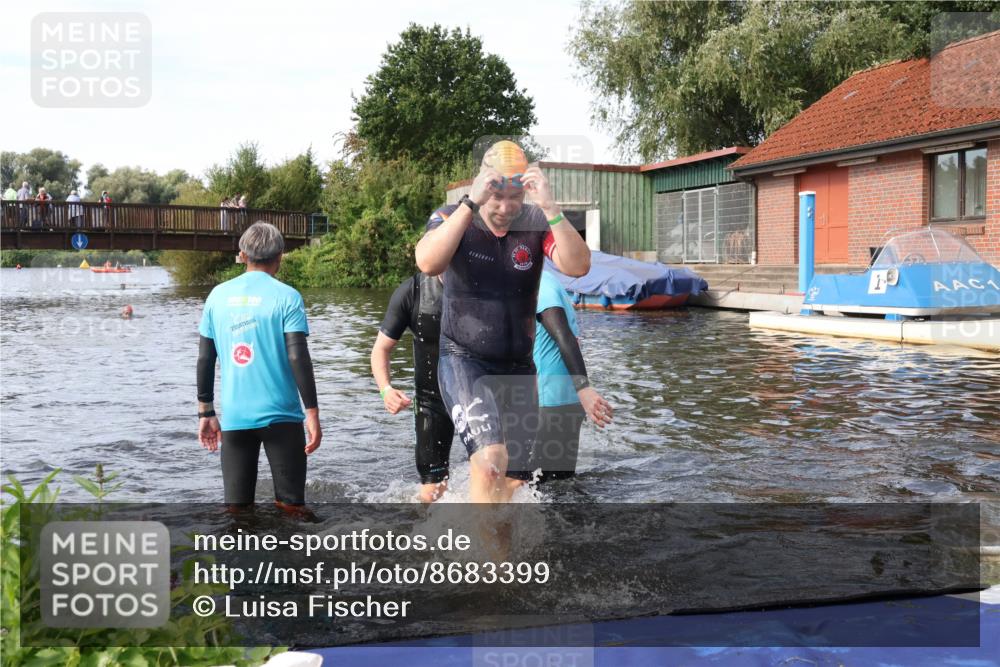 31.08.2025 - Elbe Triathlon Hamburg Luisa Fischer http://msf.ph/oto/8683399 31.08.2025 10:15:37 Schwimmen 1098, 1104, 1105 meine-sportfotos.de
