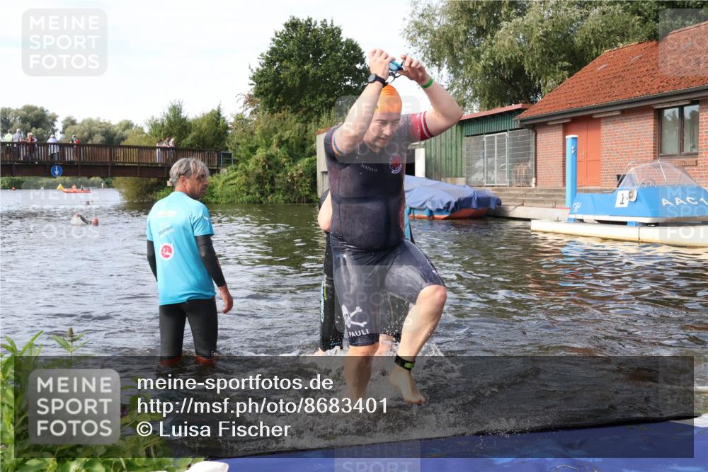 31.08.2025 - Elbe Triathlon Hamburg Luisa Fischer http://msf.ph/oto/8683401 31.08.2025 10:15:37 Schwimmen 1098, 1104, 1105 meine-sportfotos.de