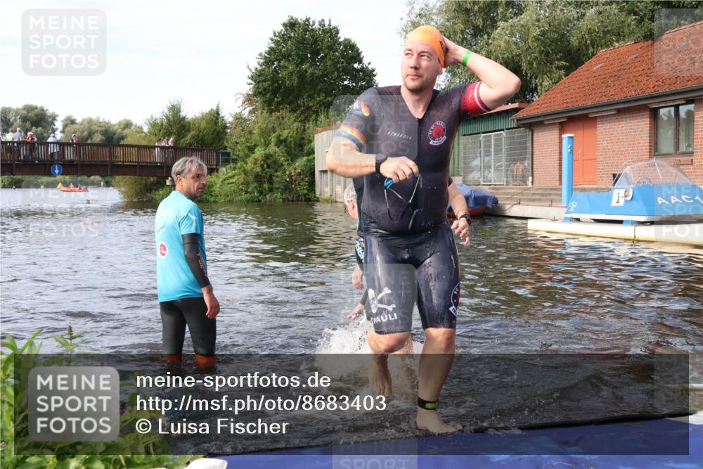 31.08.2025 - Elbe Triathlon Hamburg Luisa Fischer http://msf.ph/oto/8683403 31.08.2025 10:15:38 Schwimmen 1098, 1104, 1105 meine-sportfotos.de
