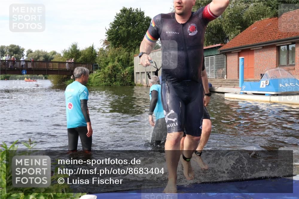 31.08.2025 - Elbe Triathlon Hamburg Luisa Fischer http://msf.ph/oto/8683404 31.08.2025 10:15:38 Schwimmen 1098, 1104, 1105 meine-sportfotos.de