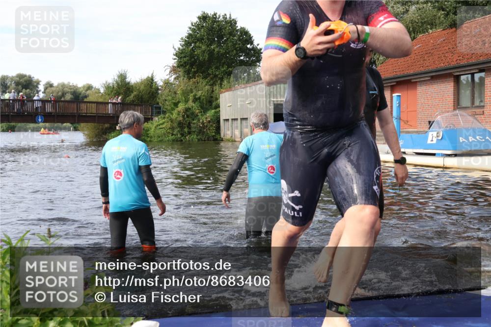 31.08.2025 - Elbe Triathlon Hamburg Luisa Fischer http://msf.ph/oto/8683406 31.08.2025 10:15:38 Schwimmen 1098, 1104, 1105 meine-sportfotos.de