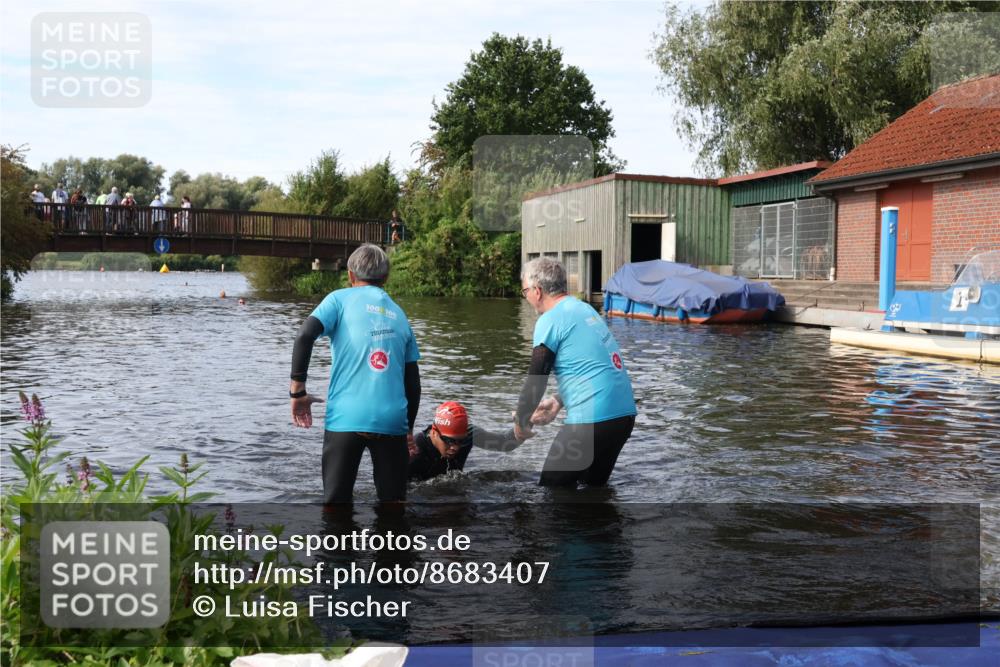31.08.2025 - Elbe Triathlon Hamburg Luisa Fischer http://msf.ph/oto/8683407 31.08.2025 10:16:07 Schwimmen 949, 991 meine-sportfotos.de