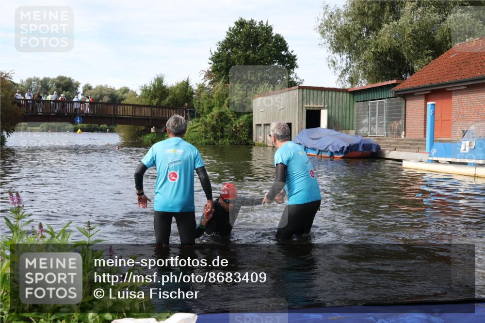 31.08.2025 - Elbe Triathlon Hamburg Luisa Fischer http://msf.ph/oto/8683409 31.08.2025 10:16:07 Schwimmen 949, 991 meine-sportfotos.de