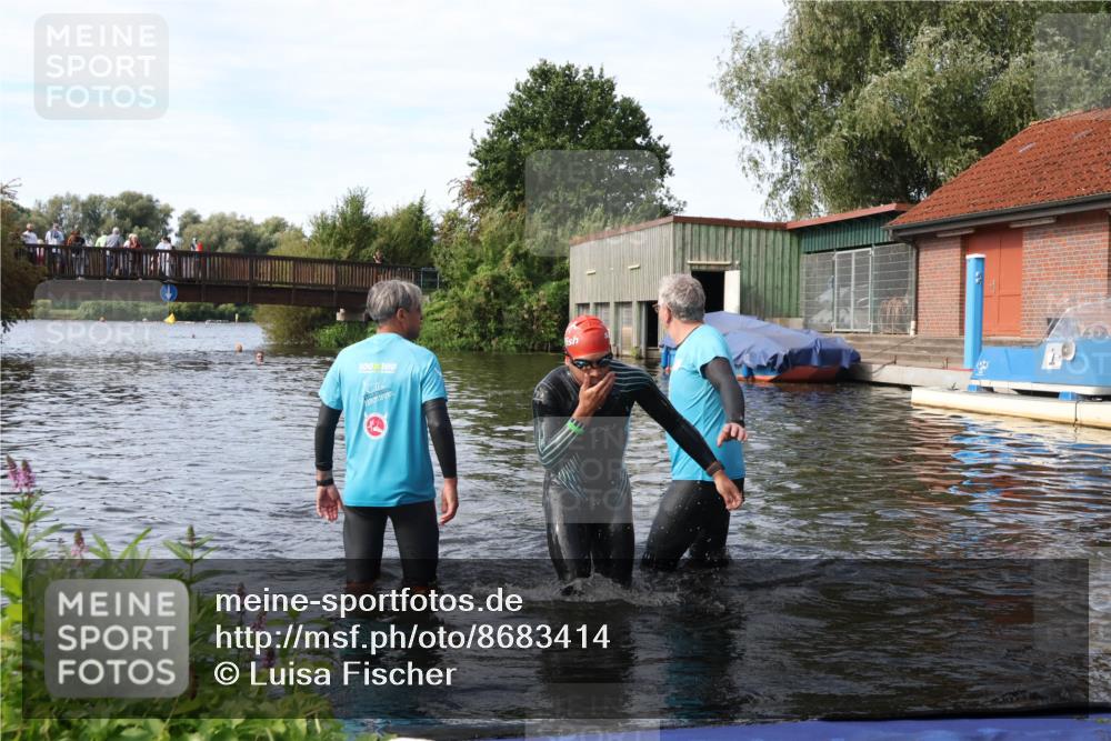 31.08.2025 - Elbe Triathlon Hamburg Luisa Fischer http://msf.ph/oto/8683414 31.08.2025 10:16:08 Schwimmen 949, 991 meine-sportfotos.de