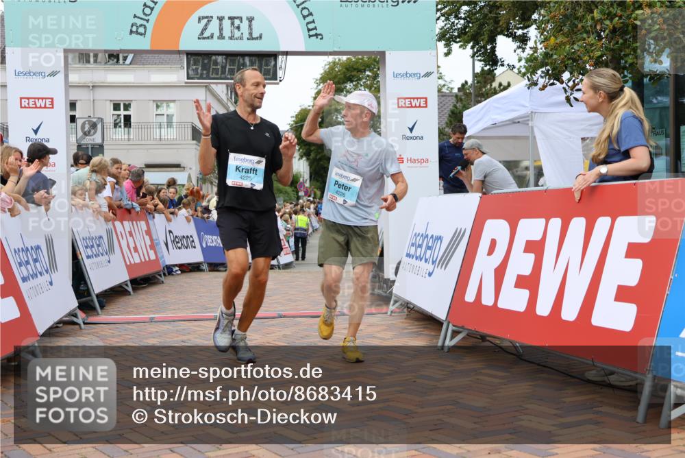 31.08.2025 - 21. Blankeneser Heldenlauf Strokosch-Dieckow http://msf.ph/oto/8683415 31.08.2025 12:03:49 Ziel 4230, 4225, 4226 meine-sportfotos.de