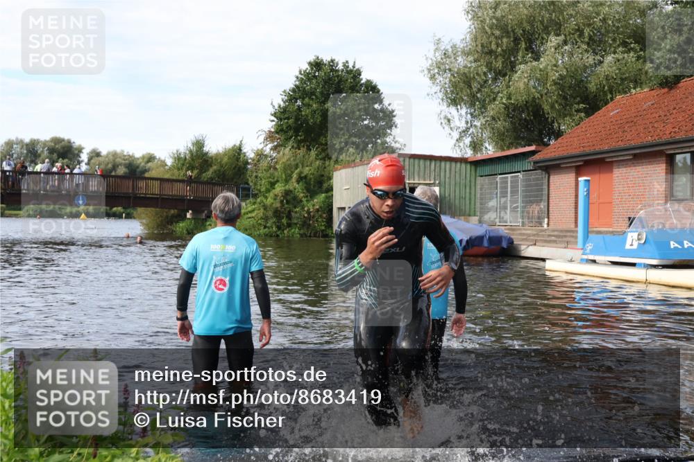 31.08.2025 - Elbe Triathlon Hamburg Luisa Fischer http://msf.ph/oto/8683419 31.08.2025 10:16:09 Schwimmen 949, 991 meine-sportfotos.de
