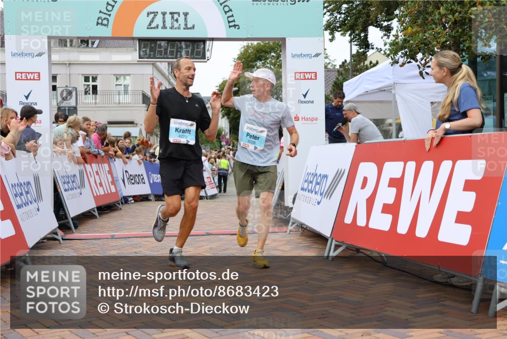 31.08.2025 - 21. Blankeneser Heldenlauf Strokosch-Dieckow http://msf.ph/oto/8683423 31.08.2025 12:03:49 Ziel 4230, 4225, 4226 meine-sportfotos.de