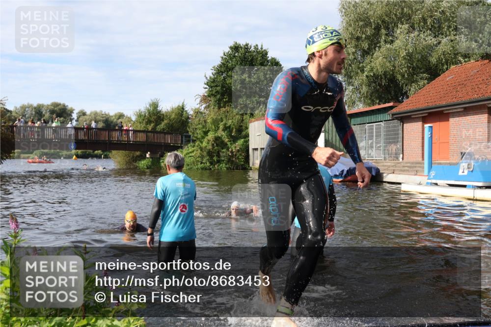 31.08.2025 - Elbe Triathlon Hamburg Luisa Fischer http://msf.ph/oto/8683453 31.08.2025 10:17:15 Schwimmen 1133, 1149 meine-sportfotos.de