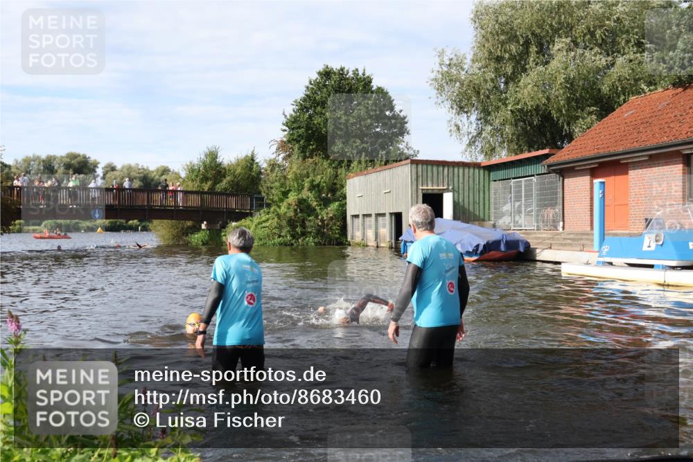 31.08.2025 - Elbe Triathlon Hamburg Luisa Fischer http://msf.ph/oto/8683460 31.08.2025 10:17:16 Schwimmen 1079, 1133, 1149 meine-sportfotos.de