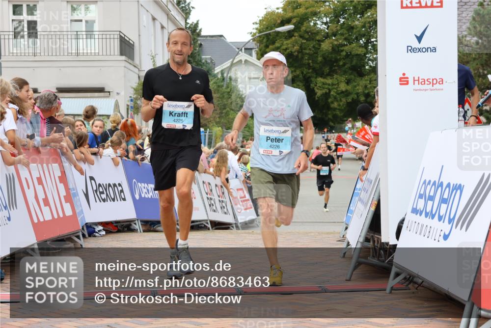 31.08.2025 - 21. Blankeneser Heldenlauf Strokosch-Dieckow http://msf.ph/oto/8683463 31.08.2025 12:03:48 Ziel 4230, 4225, 4226 meine-sportfotos.de