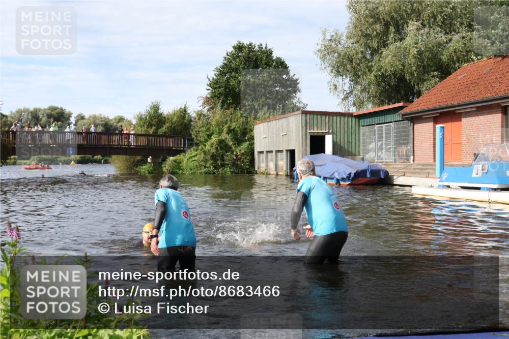 31.08.2025 - Elbe Triathlon Hamburg Luisa Fischer http://msf.ph/oto/8683466 31.08.2025 10:17:17 Schwimmen 1079, 1133, 1149 meine-sportfotos.de