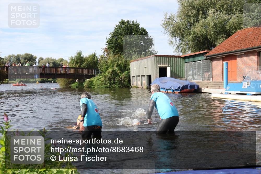 31.08.2025 - Elbe Triathlon Hamburg Luisa Fischer http://msf.ph/oto/8683468 31.08.2025 10:17:18 Schwimmen 1079, 1133, 1149 meine-sportfotos.de