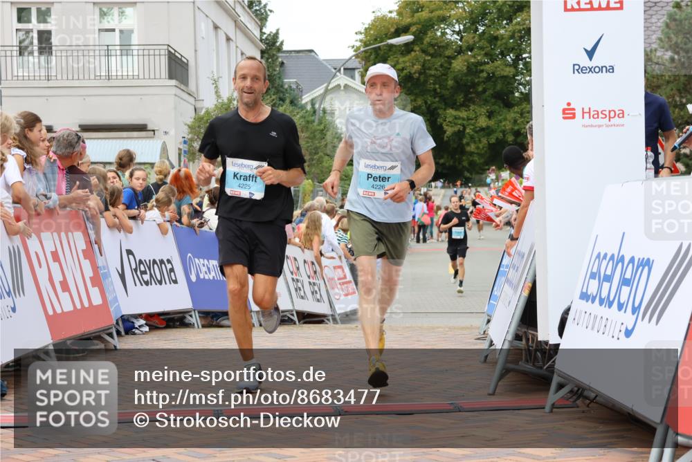 31.08.2025 - 21. Blankeneser Heldenlauf Strokosch-Dieckow http://msf.ph/oto/8683477 31.08.2025 12:03:48 Ziel 4230, 4225, 4226 meine-sportfotos.de