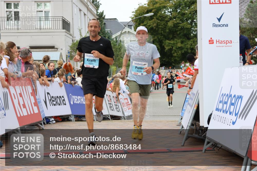 31.08.2025 - 21. Blankeneser Heldenlauf Strokosch-Dieckow http://msf.ph/oto/8683484 31.08.2025 12:03:48 Ziel 4230, 4225, 4226 meine-sportfotos.de