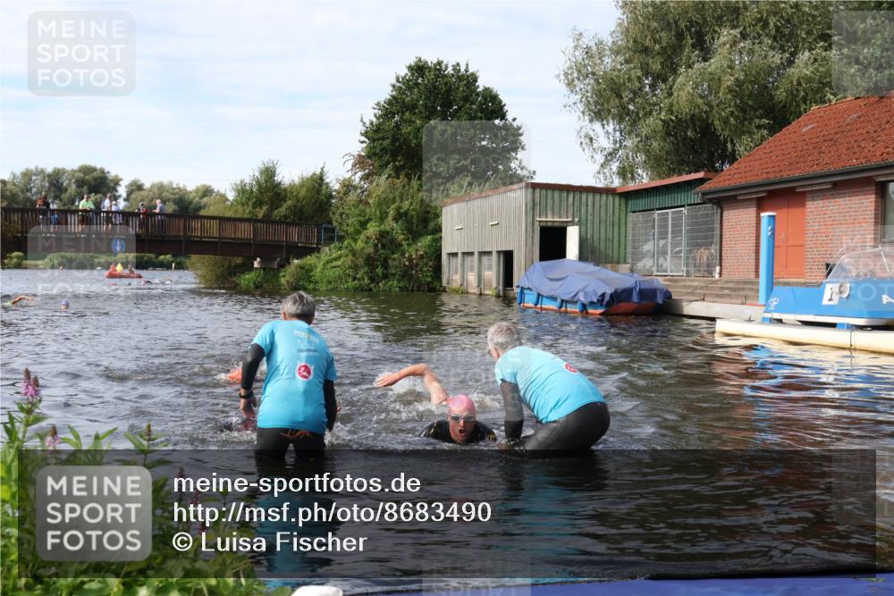 31.08.2025 - Elbe Triathlon Hamburg Luisa Fischer http://msf.ph/oto/8683490 31.08.2025 10:17:58 Schwimmen 1129, 1145, 1148 meine-sportfotos.de