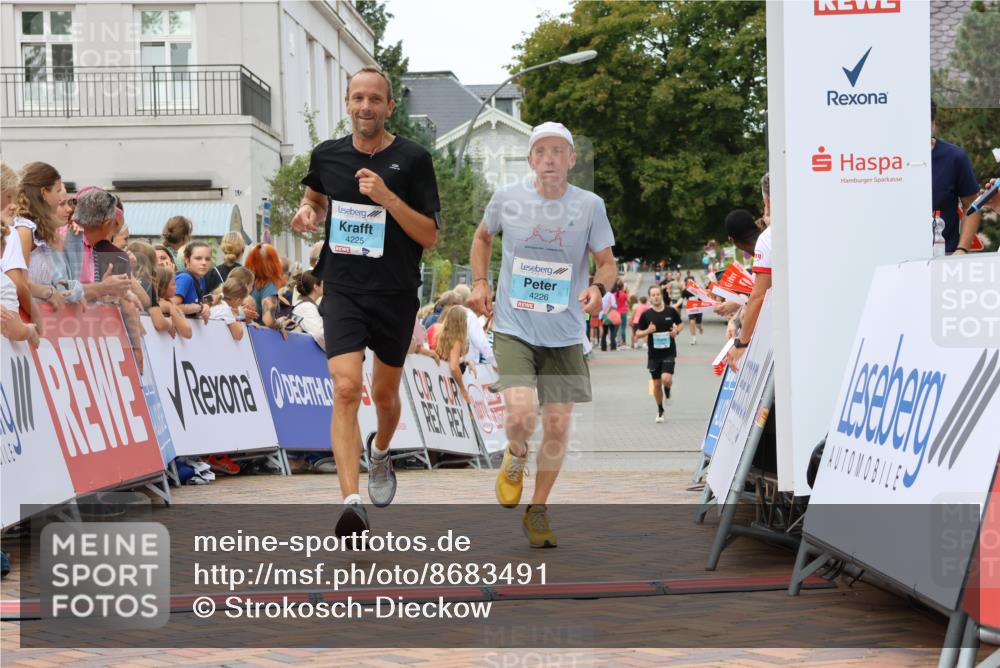 31.08.2025 - 21. Blankeneser Heldenlauf Strokosch-Dieckow http://msf.ph/oto/8683491 31.08.2025 12:03:48 Ziel 4230, 4225, 4226 meine-sportfotos.de