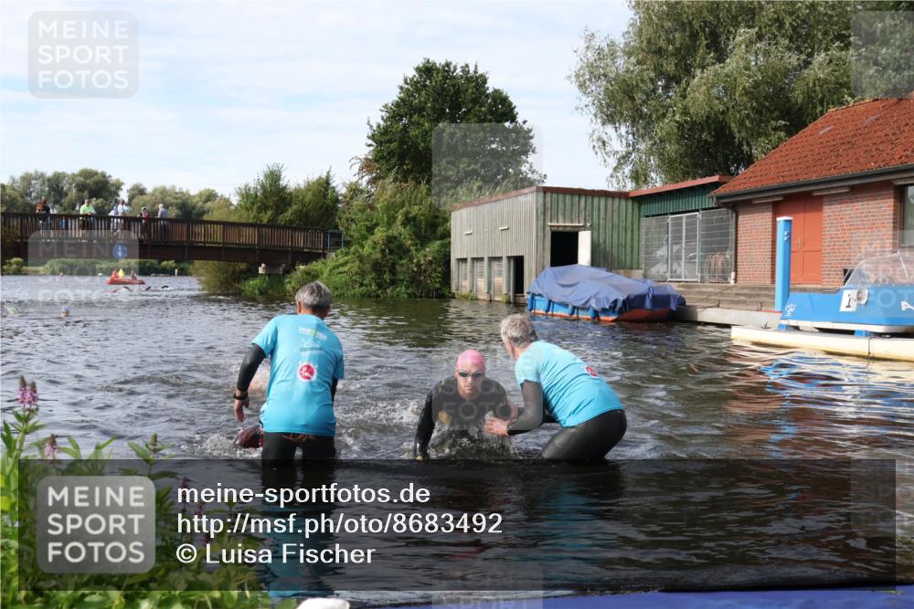 31.08.2025 - Elbe Triathlon Hamburg Luisa Fischer http://msf.ph/oto/8683492 31.08.2025 10:17:58 Schwimmen 1129, 1145, 1148 meine-sportfotos.de