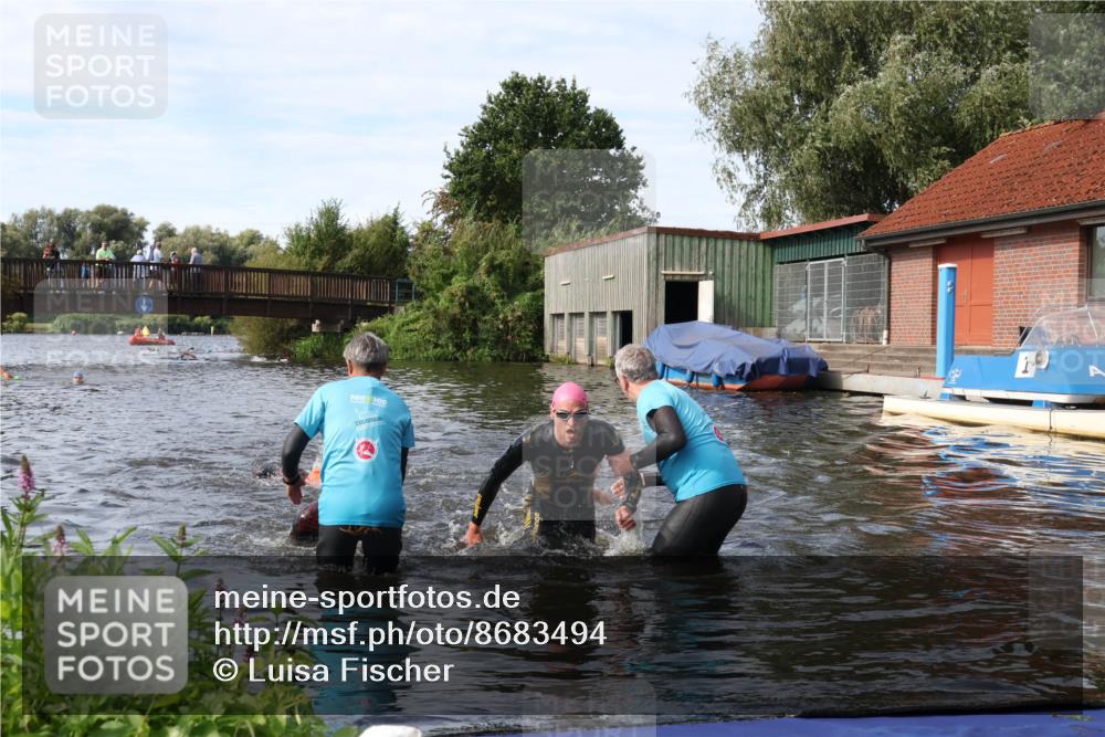 31.08.2025 - Elbe Triathlon Hamburg Luisa Fischer http://msf.ph/oto/8683494 31.08.2025 10:17:59 Schwimmen 1129, 1145, 1148 meine-sportfotos.de