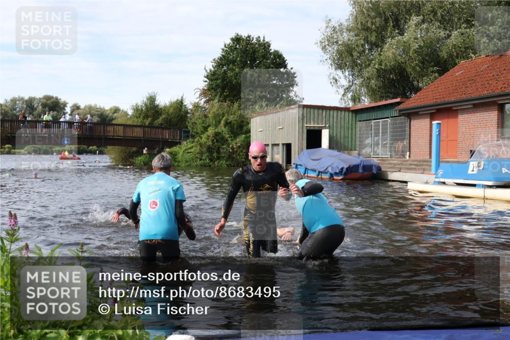 31.08.2025 - Elbe Triathlon Hamburg Luisa Fischer http://msf.ph/oto/8683495 31.08.2025 10:17:59 Schwimmen 1129, 1145, 1148 meine-sportfotos.de