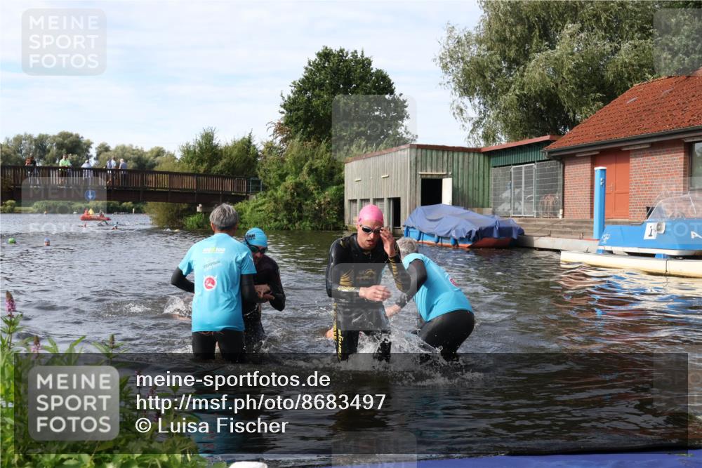 31.08.2025 - Elbe Triathlon Hamburg Luisa Fischer http://msf.ph/oto/8683497 31.08.2025 10:17:59 Schwimmen 1129, 1145, 1148 meine-sportfotos.de