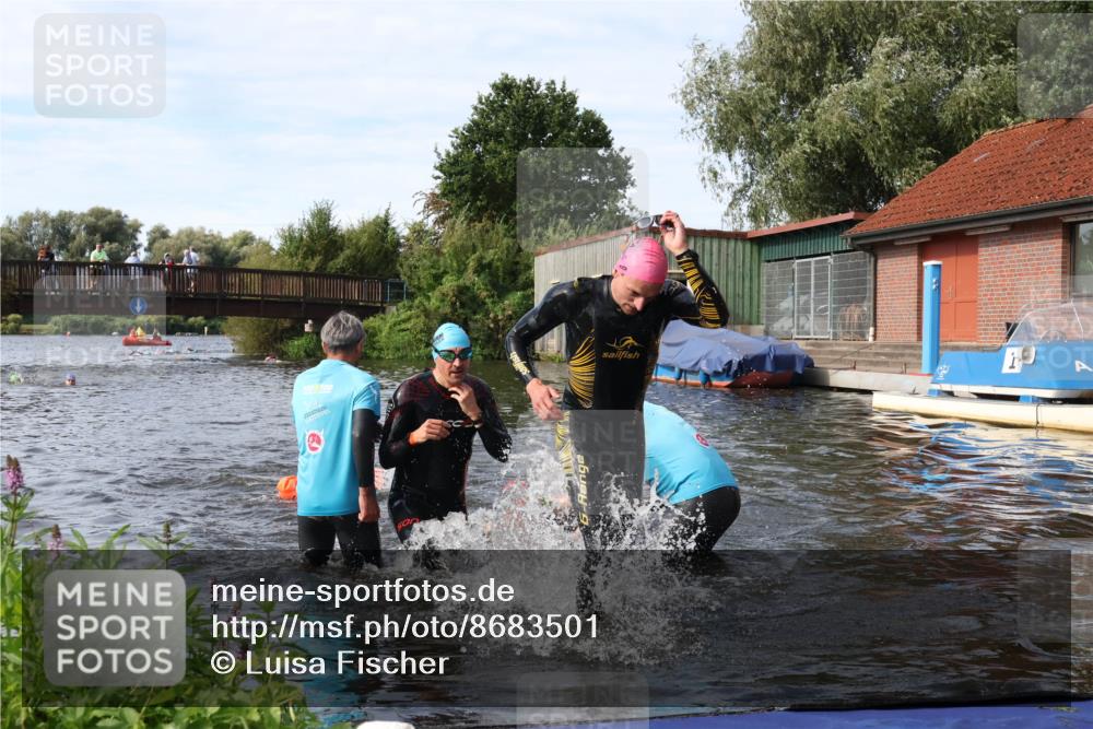 31.08.2025 - Elbe Triathlon Hamburg Luisa Fischer http://msf.ph/oto/8683501 31.08.2025 10:18:00 Schwimmen 1129, 1145, 1148 meine-sportfotos.de