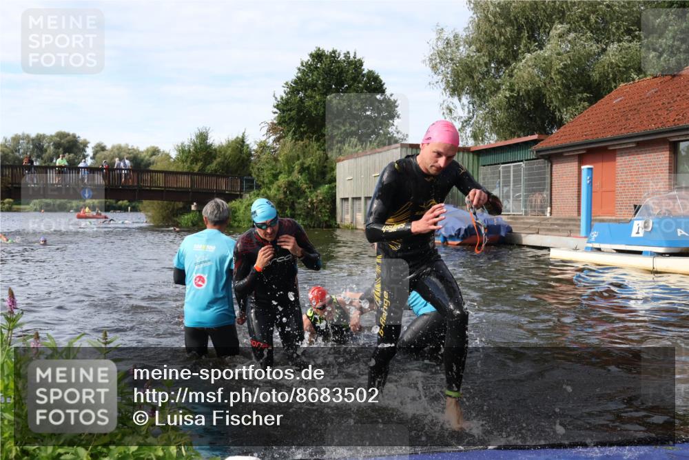 31.08.2025 - Elbe Triathlon Hamburg Luisa Fischer http://msf.ph/oto/8683502 31.08.2025 10:18:00 Schwimmen 1129, 1145, 1148 meine-sportfotos.de