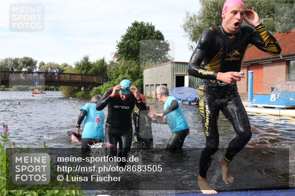 31.08.2025 - Elbe Triathlon Hamburg Luisa Fischer http://msf.ph/oto/8683505 31.08.2025 10:18:01 Schwimmen 1129, 1145, 1148 meine-sportfotos.de