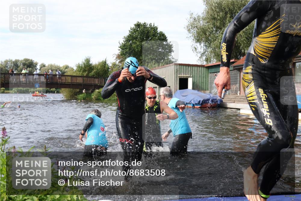 31.08.2025 - Elbe Triathlon Hamburg Luisa Fischer http://msf.ph/oto/8683508 31.08.2025 10:18:01 Schwimmen 1129, 1145, 1148 meine-sportfotos.de
