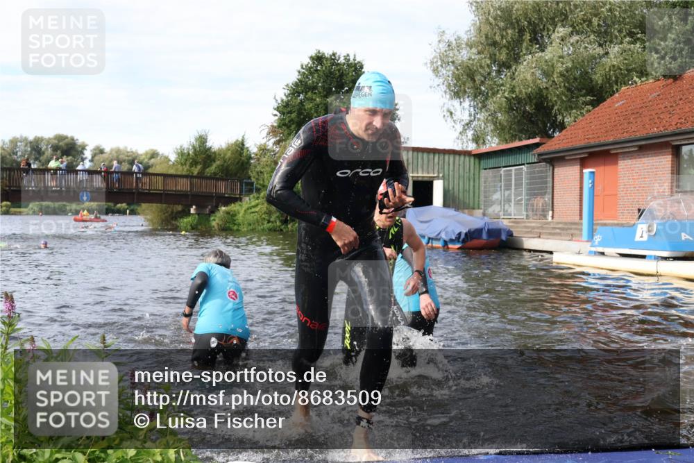31.08.2025 - Elbe Triathlon Hamburg Luisa Fischer http://msf.ph/oto/8683509 31.08.2025 10:18:02 Schwimmen 1129, 1145, 1148 meine-sportfotos.de