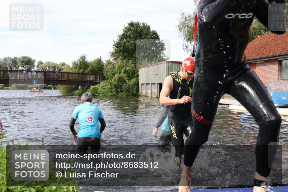 31.08.2025 - Elbe Triathlon Hamburg Luisa Fischer http://msf.ph/oto/8683512 31.08.2025 10:18:02 Schwimmen 1129, 1145, 1148 meine-sportfotos.de