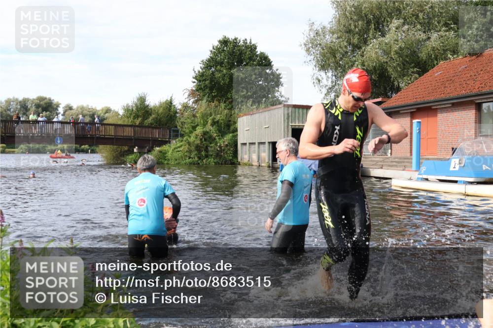 31.08.2025 - Elbe Triathlon Hamburg Luisa Fischer http://msf.ph/oto/8683515 31.08.2025 10:18:03 Schwimmen 1129, 1145, 1148 meine-sportfotos.de