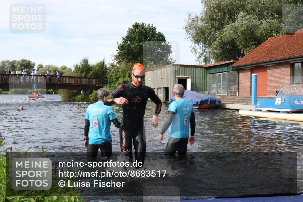 31.08.2025 - Elbe Triathlon Hamburg Luisa Fischer http://msf.ph/oto/8683517 31.08.2025 10:18:05 Schwimmen 1129, 1145, 1148 meine-sportfotos.de