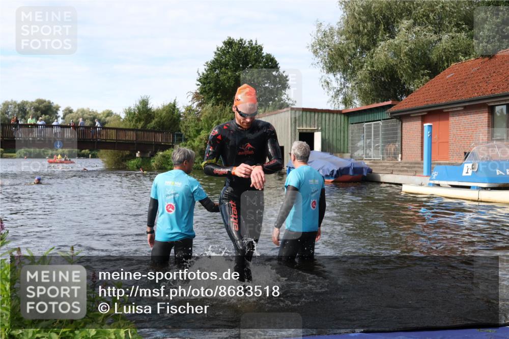 31.08.2025 - Elbe Triathlon Hamburg Luisa Fischer http://msf.ph/oto/8683518 31.08.2025 10:18:05 Schwimmen 1129, 1145, 1148 meine-sportfotos.de