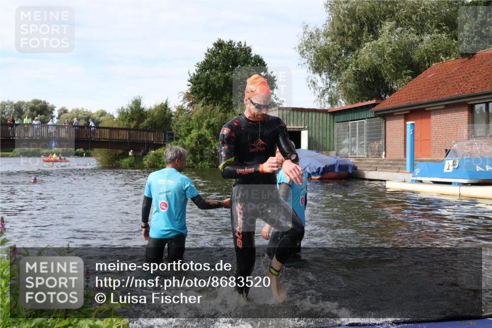 31.08.2025 - Elbe Triathlon Hamburg Luisa Fischer http://msf.ph/oto/8683520 31.08.2025 10:18:05 Schwimmen 1129, 1145, 1148 meine-sportfotos.de