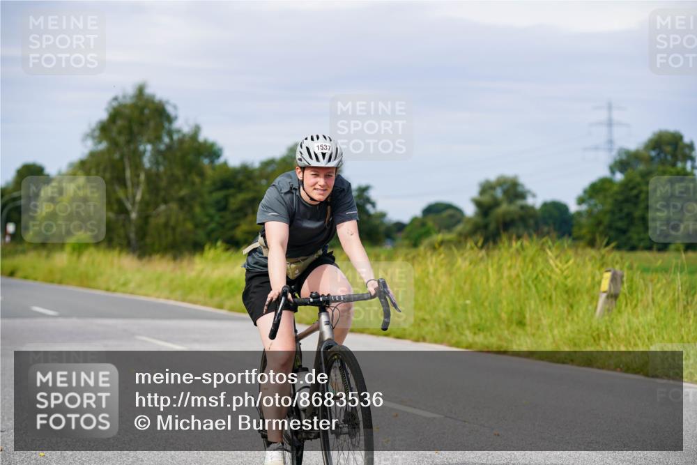 31.08.2025 - Elbe Triathlon Hamburg Michael Burmester http://msf.ph/oto/8683536 31.08.2025 11:11:33 Radfahren 1454, 1525, 1537 meine-sportfotos.de