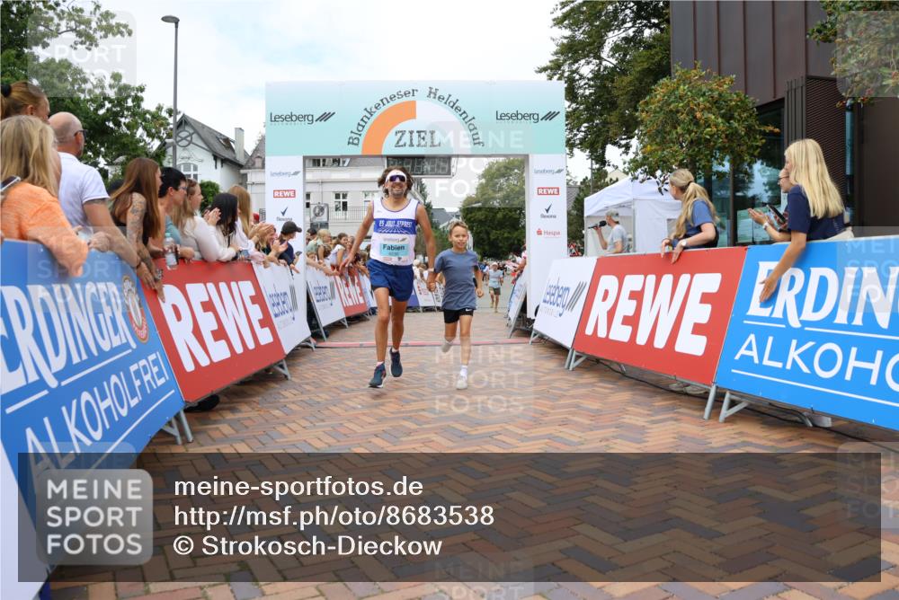 31.08.2025 - 21. Blankeneser Heldenlauf Strokosch-Dieckow http://msf.ph/oto/8683538 31.08.2025 12:03:44 Ziel 4230, 4225, 4226 meine-sportfotos.de