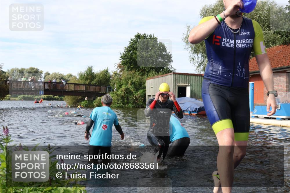 31.08.2025 - Elbe Triathlon Hamburg Luisa Fischer http://msf.ph/oto/8683561 31.08.2025 10:18:46 Schwimmen 1025, 1160, 1191 meine-sportfotos.de