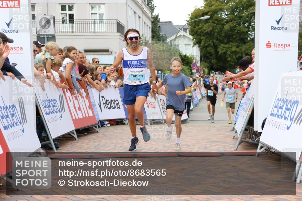 31.08.2025 - 21. Blankeneser Heldenlauf Strokosch-Dieckow http://msf.ph/oto/8683565 31.08.2025 12:03:43 Ziel 4230, 4225, 4226 meine-sportfotos.de