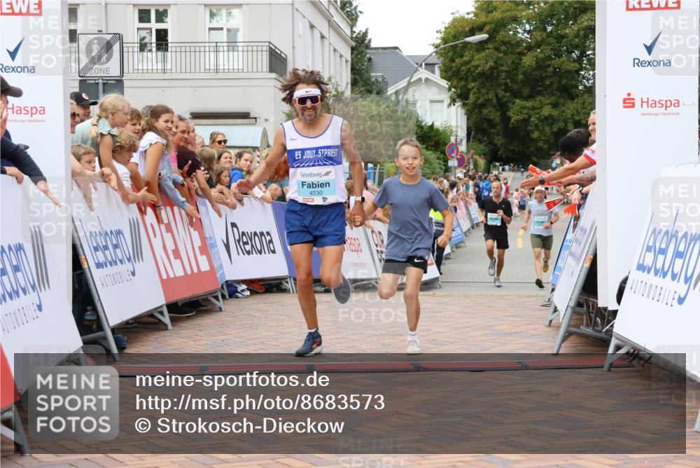 31.08.2025 - 21. Blankeneser Heldenlauf Strokosch-Dieckow http://msf.ph/oto/8683573 31.08.2025 12:03:43 Ziel 4230, 4225, 4226 meine-sportfotos.de