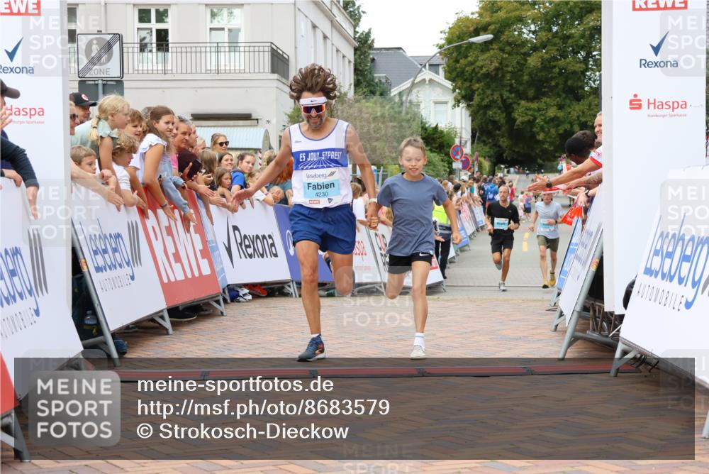 31.08.2025 - 21. Blankeneser Heldenlauf Strokosch-Dieckow http://msf.ph/oto/8683579 31.08.2025 12:03:43 Ziel 4230, 4225, 4226 meine-sportfotos.de