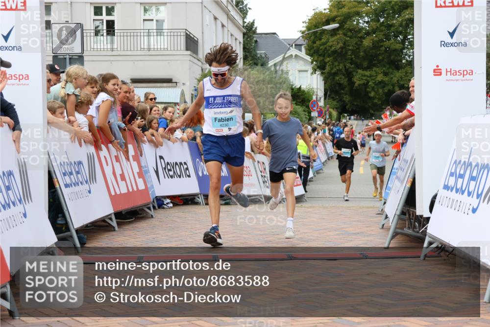 31.08.2025 - 21. Blankeneser Heldenlauf Strokosch-Dieckow http://msf.ph/oto/8683588 31.08.2025 12:03:43 Ziel 4230, 4225, 4226 meine-sportfotos.de