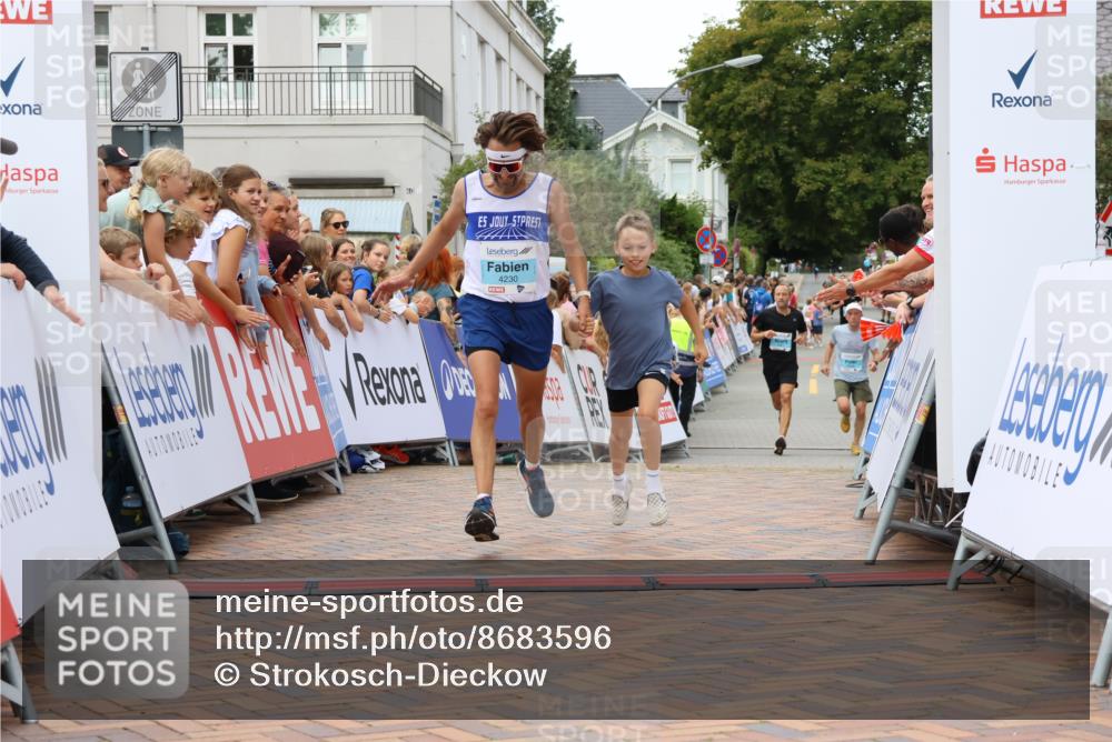 31.08.2025 - 21. Blankeneser Heldenlauf Strokosch-Dieckow http://msf.ph/oto/8683596 31.08.2025 12:03:43 Ziel 4230, 4225, 4226 meine-sportfotos.de