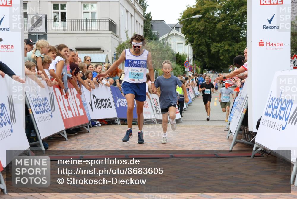 31.08.2025 - 21. Blankeneser Heldenlauf Strokosch-Dieckow http://msf.ph/oto/8683605 31.08.2025 12:03:43 Ziel 4230, 4225, 4226 meine-sportfotos.de