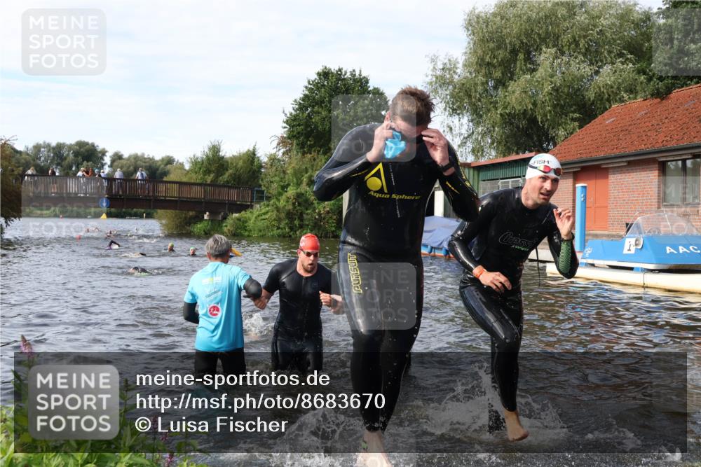 31.08.2025 - Elbe Triathlon Hamburg Luisa Fischer http://msf.ph/oto/8683670 31.08.2025 10:19:36 Schwimmen 1155, 1164, 1209 meine-sportfotos.de