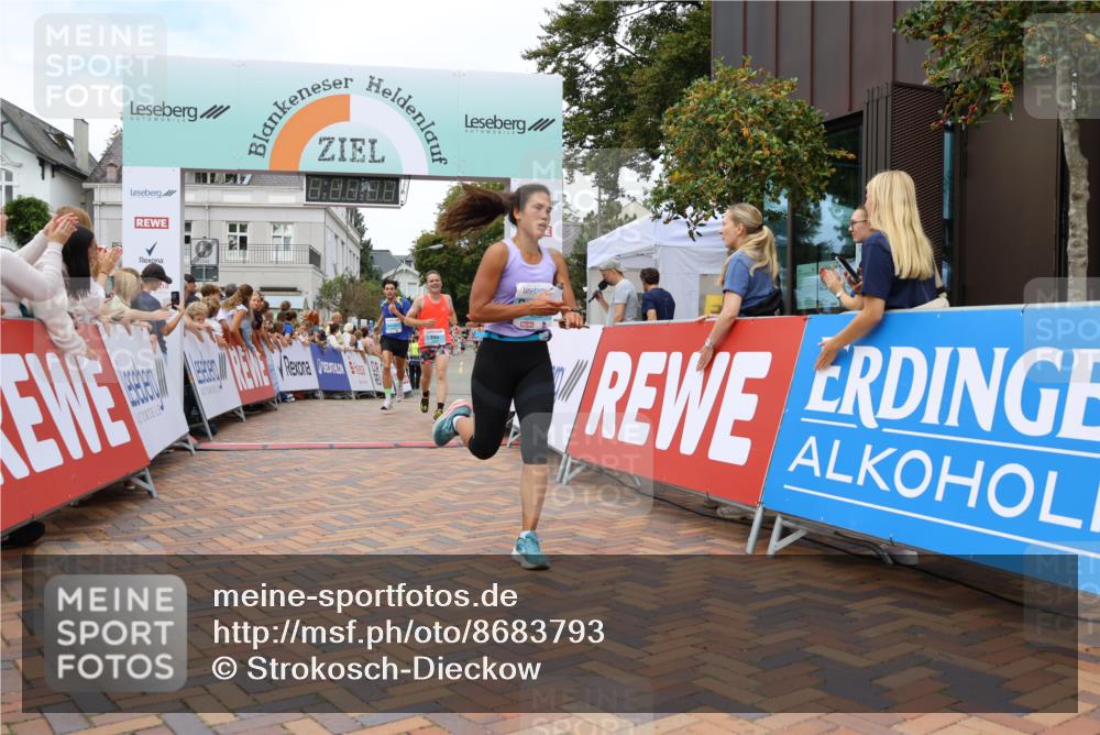 31.08.2025 - 21. Blankeneser Heldenlauf Strokosch-Dieckow http://msf.ph/oto/8683793 31.08.2025 12:03:28 Ziel 4256, 4418, 4151, 4032 meine-sportfotos.de