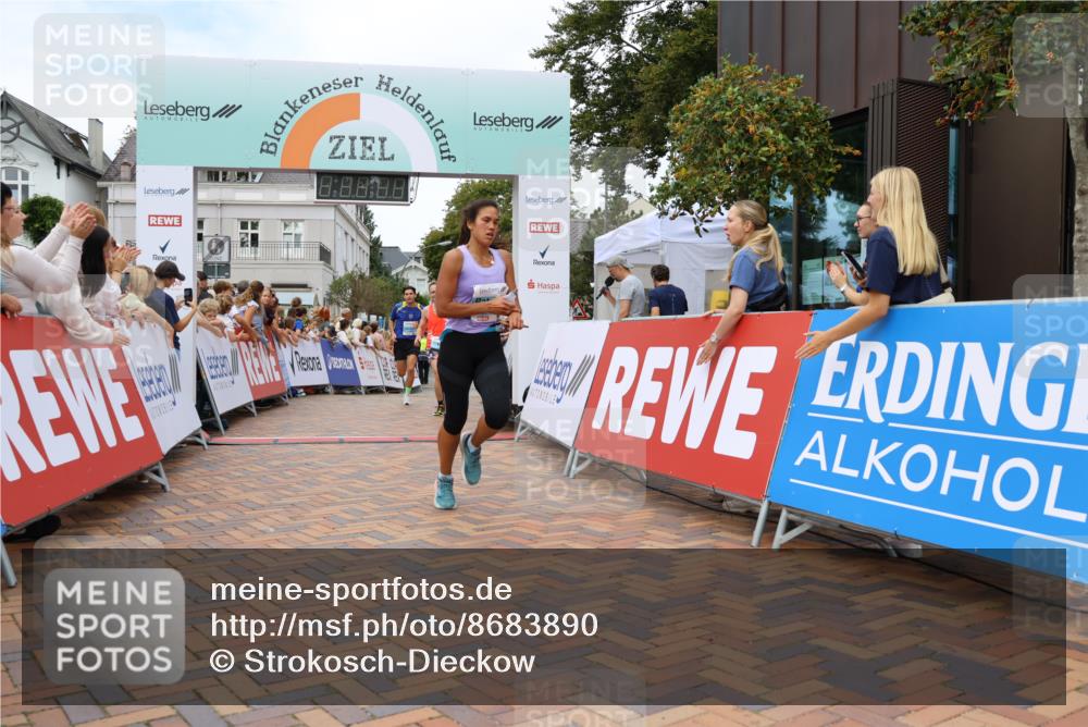 31.08.2025 - 21. Blankeneser Heldenlauf Strokosch-Dieckow http://msf.ph/oto/8683890 31.08.2025 12:03:28 Ziel 4256, 4418, 4151, 4032 meine-sportfotos.de