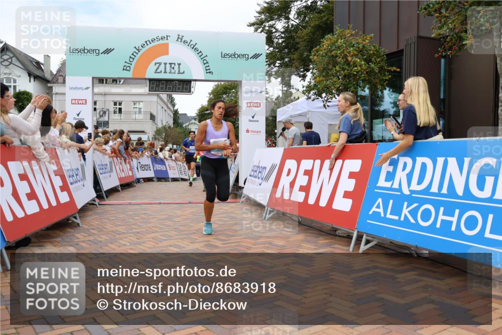 31.08.2025 - 21. Blankeneser Heldenlauf Strokosch-Dieckow http://msf.ph/oto/8683918 31.08.2025 12:03:28 Ziel 4256, 4418, 4151, 4032 meine-sportfotos.de
