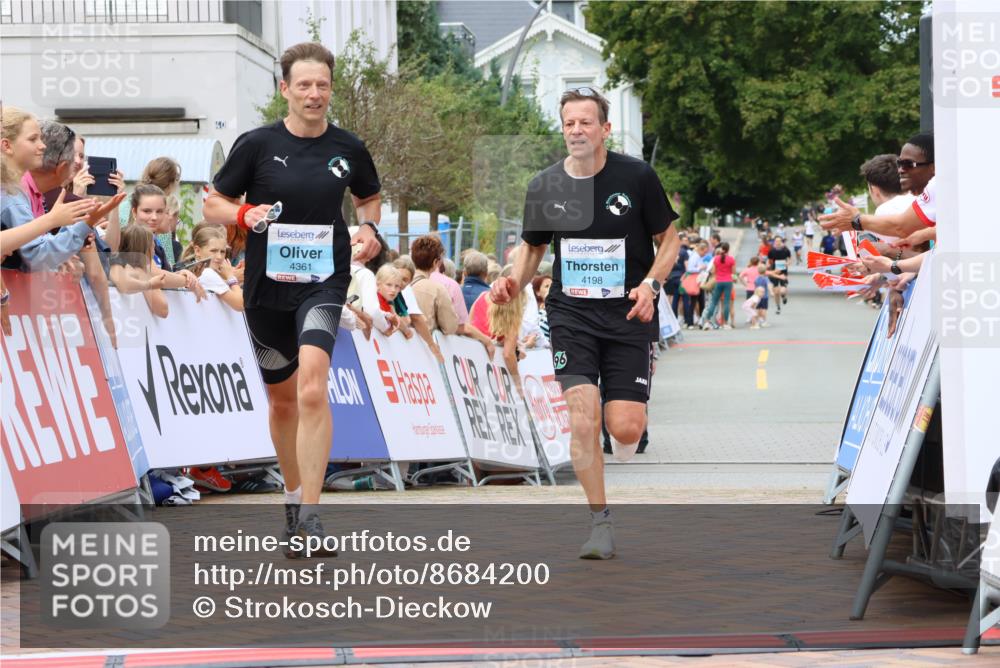 31.08.2025 - 21. Blankeneser Heldenlauf Strokosch-Dieckow http://msf.ph/oto/8684200 31.08.2025 12:03:05 Ziel 4067, 4361, 4198 meine-sportfotos.de