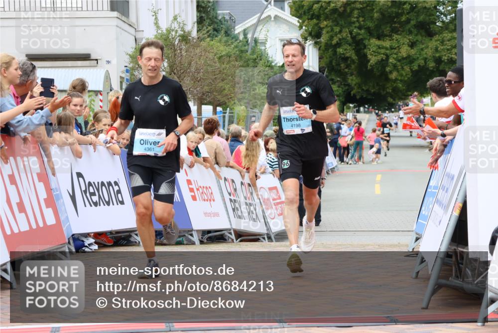 31.08.2025 - 21. Blankeneser Heldenlauf Strokosch-Dieckow http://msf.ph/oto/8684213 31.08.2025 12:03:05 Ziel 4067, 4361, 4198 meine-sportfotos.de